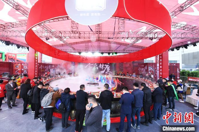 巨大火鍋が重慶火鍋フェスに登場　來場者の人気の的に