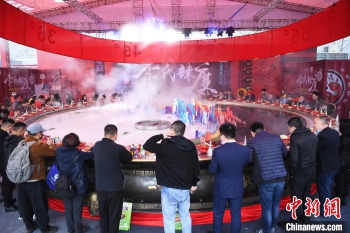 巨大火鍋を取り囲む來場者（撮影?陳超）。