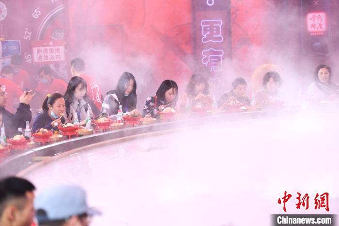 巨大火鍋が重慶火鍋フェスに登場　來場者の人気の的に