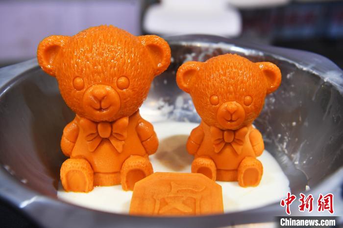 巨大火鍋が重慶火鍋フェスに登場　來場者の人気の的に