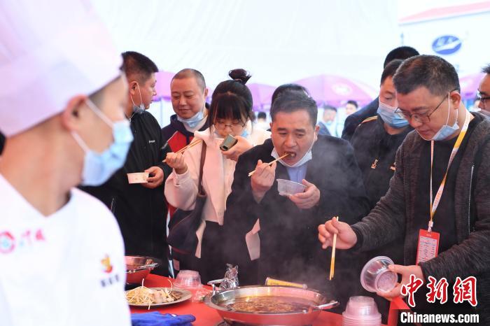巨大火鍋が重慶火鍋フェスに登場　來場者の人気の的に