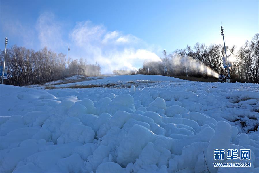 スキーシーズンに備え人工雪の造雪作業(yè)始まる　河北省崇禮
