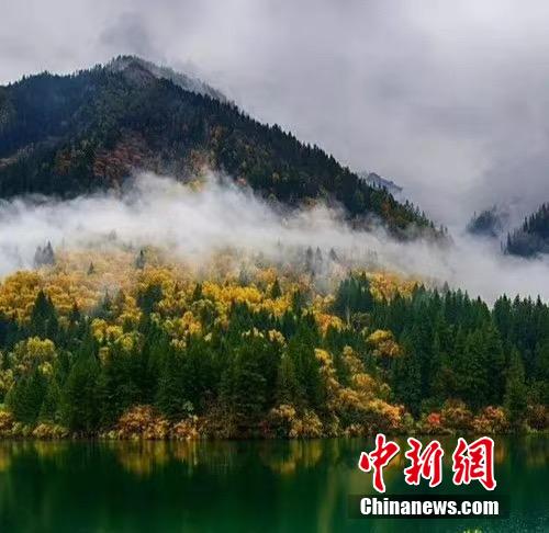 深まる秋、色彩の祭典　湖北省神農(nóng)架林區(qū)