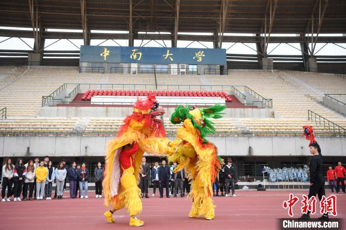 大學(xué)で「竜舞?獅子舞」のオンライン?ライブ授業(yè)