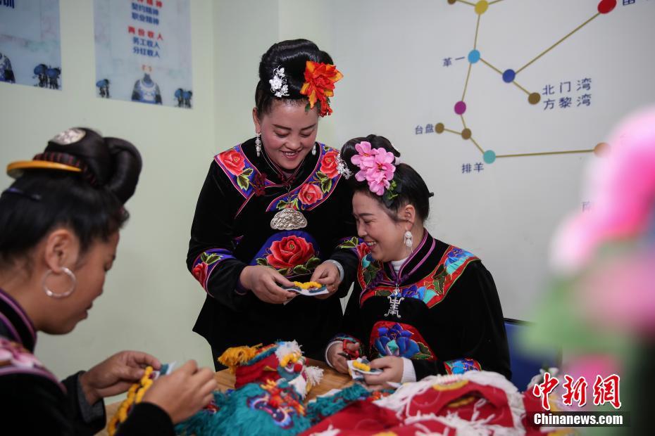 ミャオ族刺繍で豊かさを手に入れた女性たち 貴州省臺江