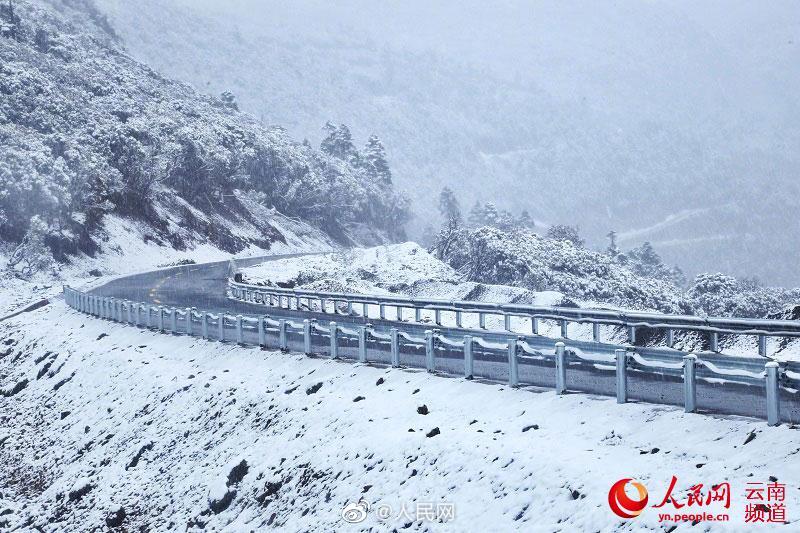 シャングリラに降雪、一面の銀世界に　雲(yún)南省