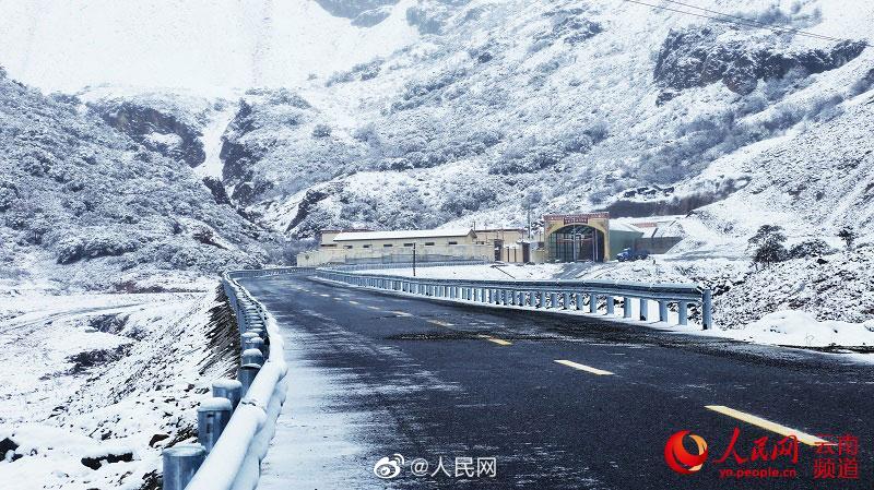 シャングリラに降雪、一面の銀世界に　雲(yún)南省