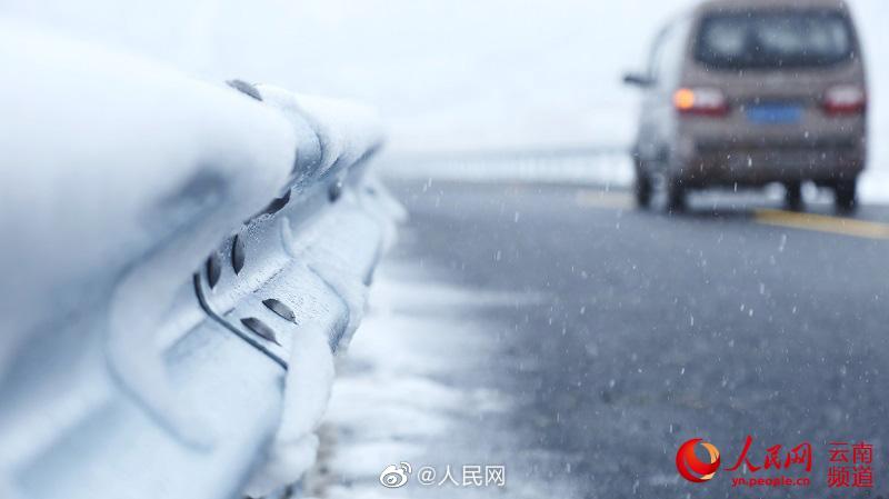 シャングリラに降雪、一面の銀世界に　雲(yún)南省