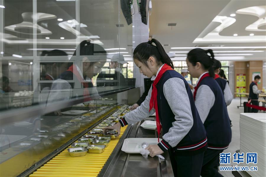 上海の學(xué)校の食堂にAI調(diào)理ロボット