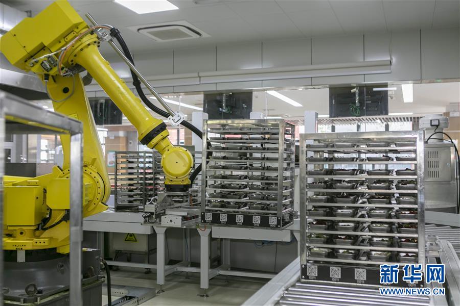 上海の學(xué)校の食堂にAI調(diào)理ロボット