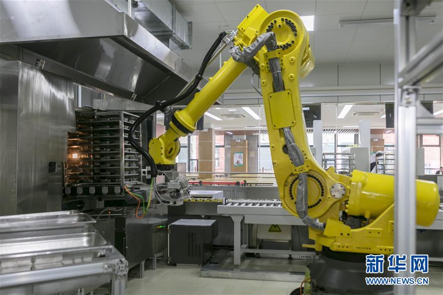 上海の學(xué)校の食堂にAI調(diào)理ロボット