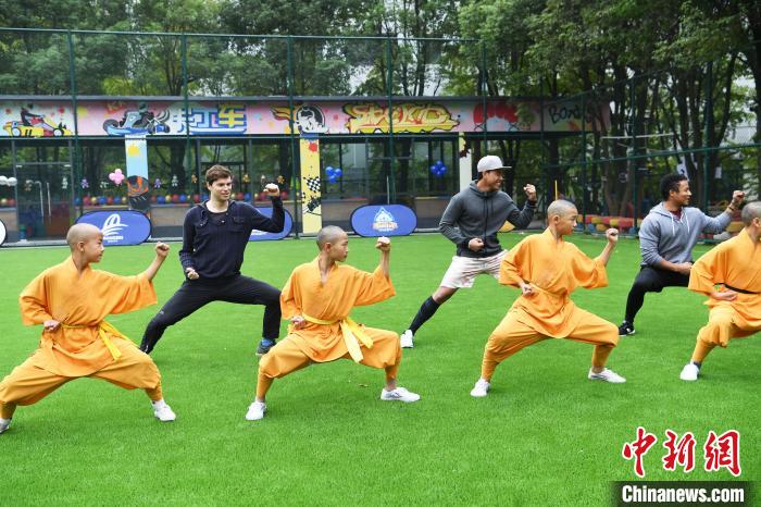 真剣な表情で「カンフー」を?qū)Wぶ外國(guó)人（撮影?陳超）。