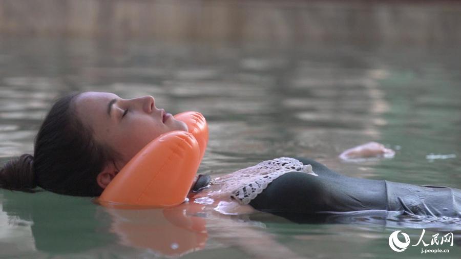 中國でもできる！プカプカ浮遊する「死海」體験　四川省遂寧