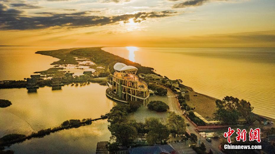 寒さ募るもほっこり秋色広がる中ロ國(guó)境地帯の森林と興凱湖