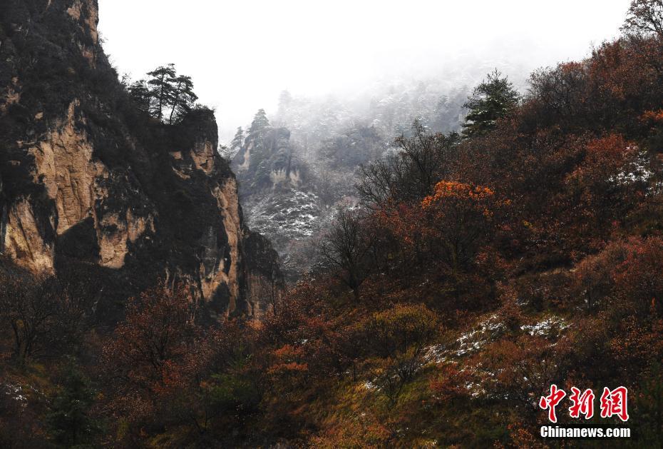 秋景色と雪景色の競(jìng)演！　甘粛省崆峒山