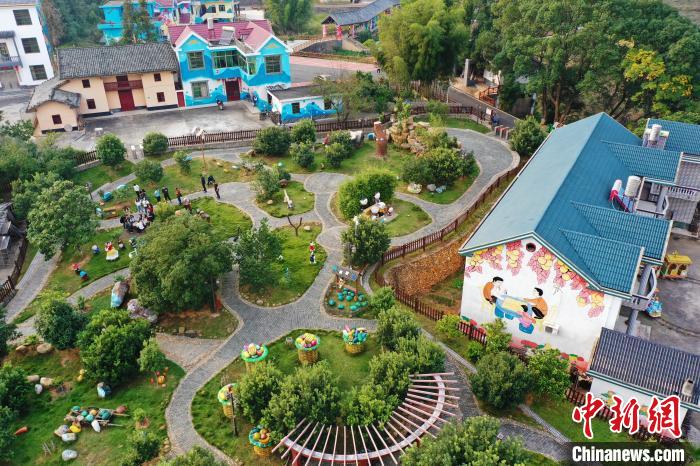 カラフルな農(nóng)民畫に囲まれた村　江西省の萬(wàn)安田北農(nóng)民畫村