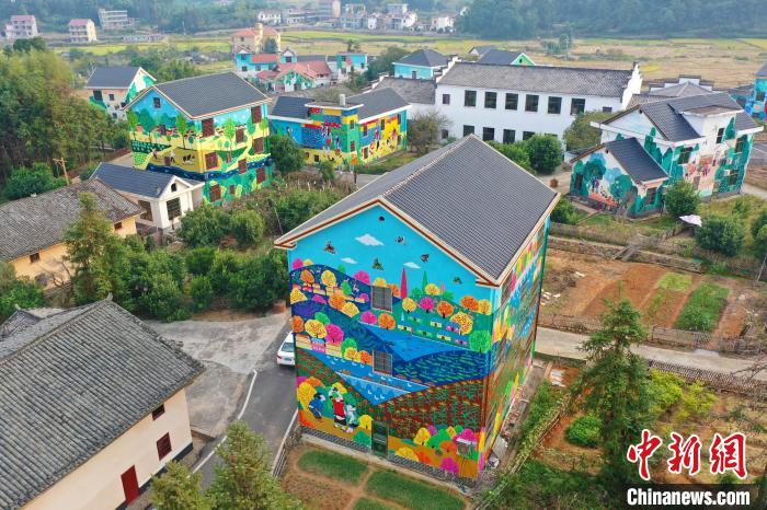 カラフルな農(nóng)民畫に囲まれた村　江西省の萬安田北農(nóng)民畫村