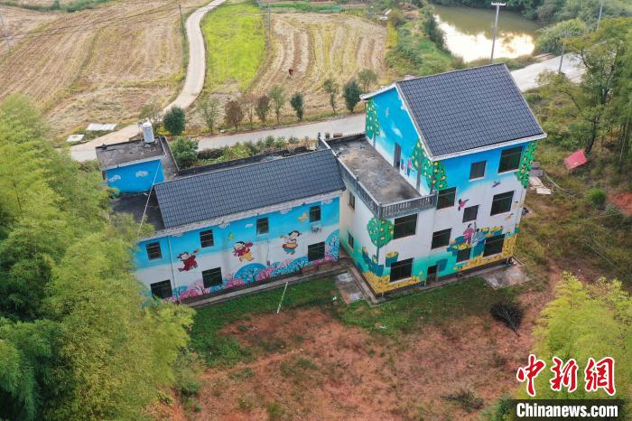 カラフルな農(nóng)民畫に囲まれた村　江西省の萬安田北農(nóng)民畫村