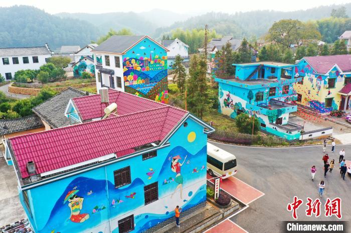 カラフルな農(nóng)民畫に囲まれた村　江西省の萬安田北農(nóng)民畫村