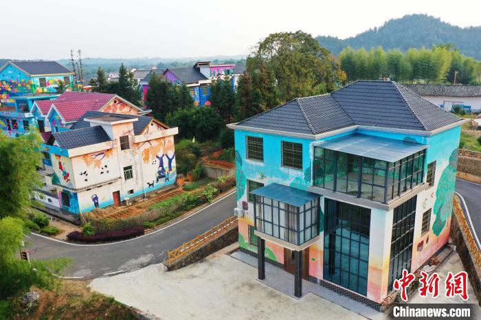 カラフルな農(nóng)民畫(huà)に囲まれた村　江西省の萬(wàn)安田北農(nóng)民畫(huà)村