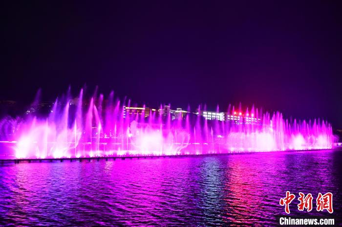 「客家の故郷」汀江を美しく彩る躍動的なウォーターショー　福建省上杭