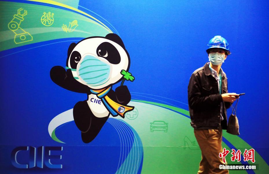 防疫措置の徹底を呼びかけるマスクをつけた輸入博覧會のイメージキャラクター「進寶」（撮影?湯彥?。?。