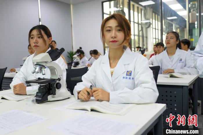 柳州「タニシ麺」副専攻クラスの初回授業(yè)は試食！　広西