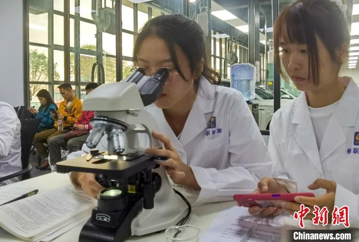 柳州「タニシ麺」副専攻クラスの初回授業(yè)は試食！　広西