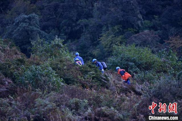 四川大涼山の「馬上の電気保安管理員」、7日間かけ無人區(qū)の點検作業(yè)