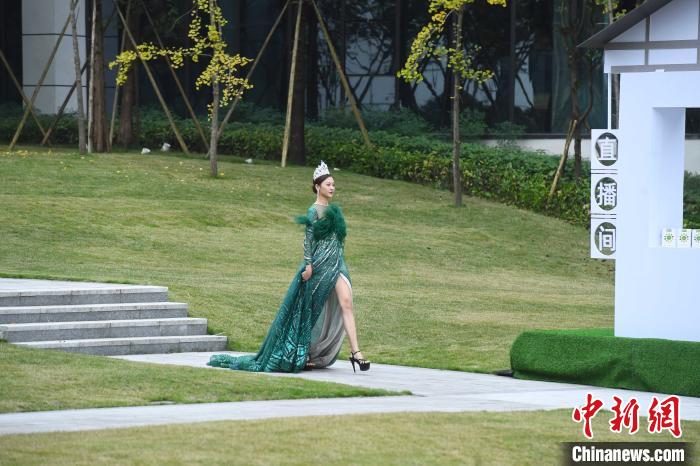 ミス?ツーリズム出場経験者たちによるイブニングドレスショー（撮影?陳超）。 