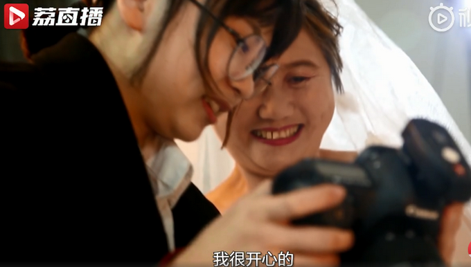 笑顔がホントにステキ！學(xué)生が食堂や掃除のおばさんたちを撮影