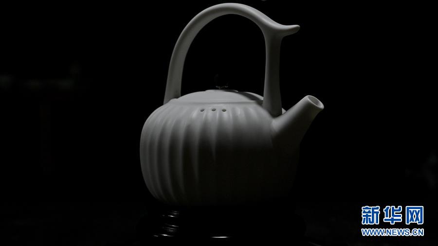 福建省徳化市で白磁の伝統(tǒng)を受け継ぐ陶蕓家　イノベーションも