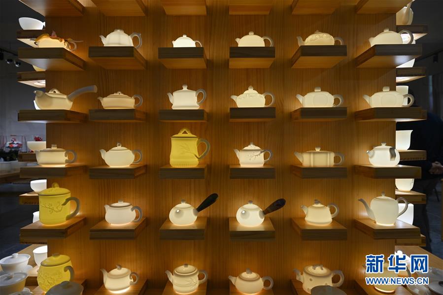 福建省徳化市で白磁の伝統(tǒng)を受け継ぐ陶蕓家　イノベーションも