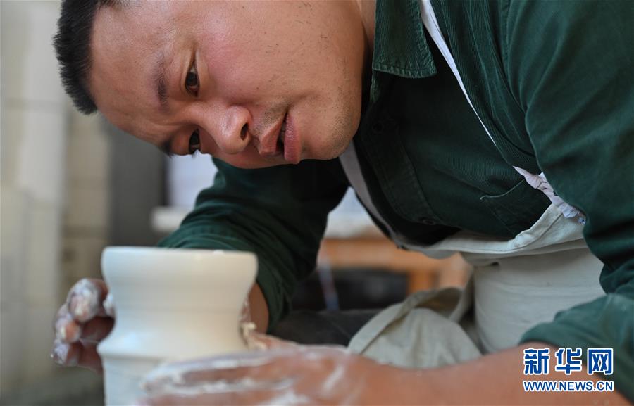 福建省徳化市で白磁の伝統(tǒng)を受け継ぐ陶蕓家　イノベーションも