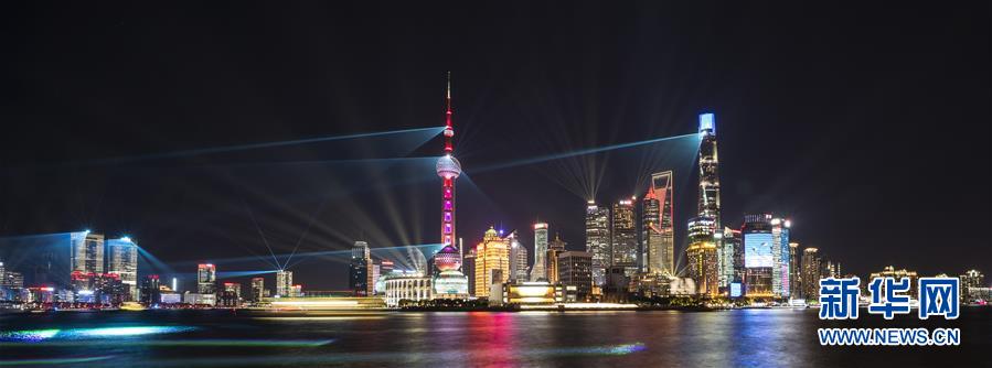 躍動感あふれる黃浦江のライトアップショー　上海