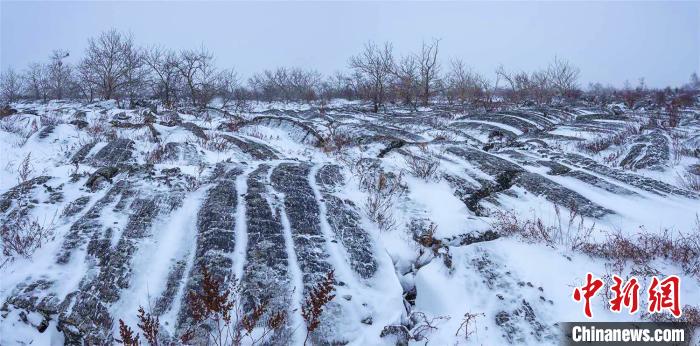 黒竜江省五大連池に初雪　まるで水墨畫の風(fēng)景