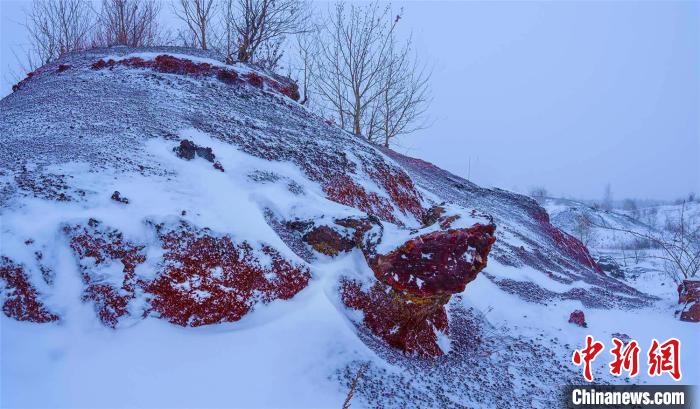 黒竜江省五大連池に初雪　まるで水墨畫の風景