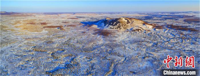 黒竜江省五大連池に初雪　まるで水墨畫の風景