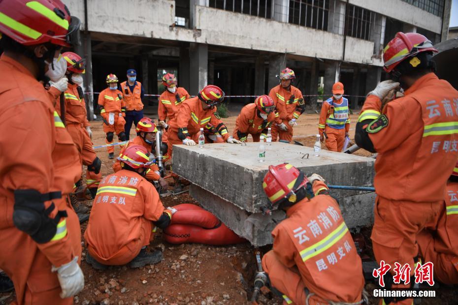 11月4日、消防隊員が閉じ込められた住民を救援するという想定の実動演習(xí)（撮影?劉冉陽）。