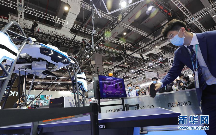 11月5日、會場で卓球トレーナーロボットと対戦する來場者（撮影?方喆）。