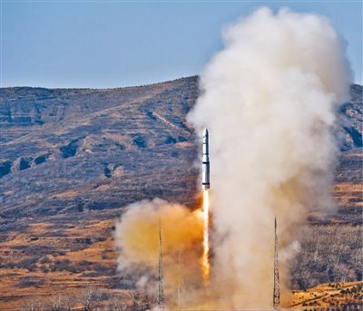 キャリアロケット「長征6號(hào)」が太原衛(wèi)星発射センターから打ち上げられて大空に飛び立つ様子。