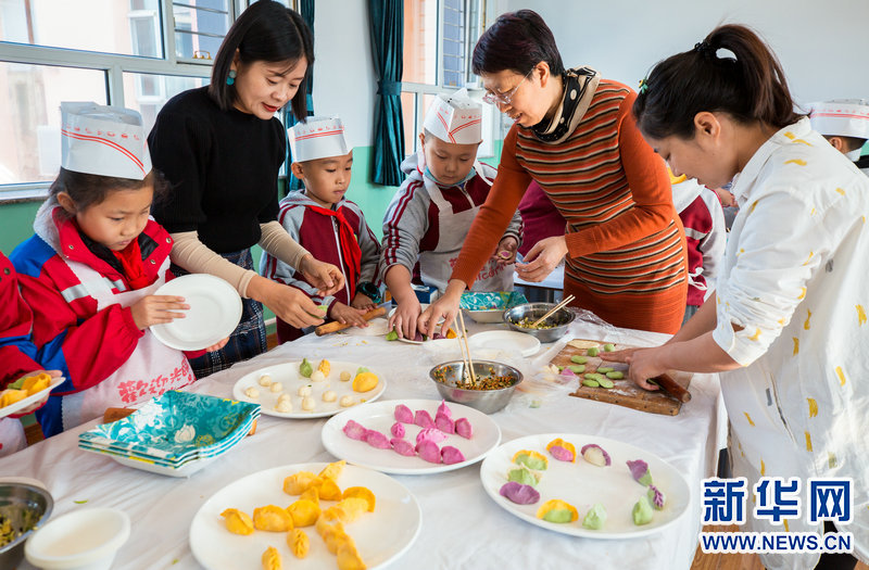 餃子を作って冬を迎える　內(nèi)蒙古の小學(xué)校