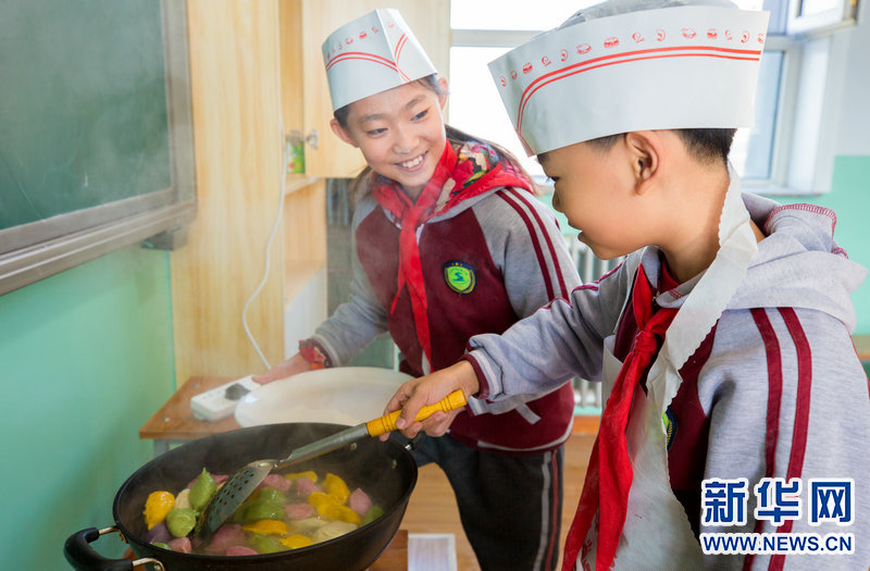 餃子を作って冬を迎える　內(nèi)蒙古の小學(xué)校