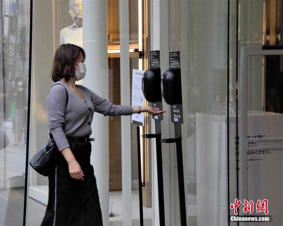 日本で新型コロナ感染再拡大の傾向、政府は冬場の感染爆発を懸念