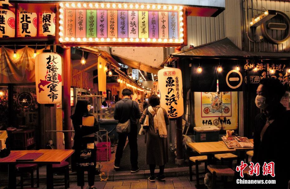 日本で新型コロナ感染再拡大の傾向、政府は冬場の感染爆発を懸念