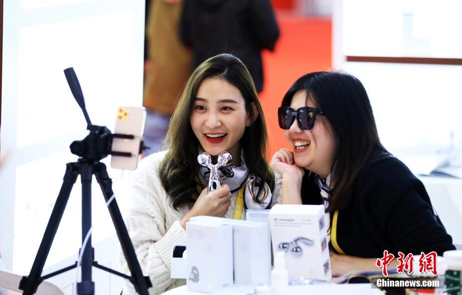 輸入博で「ライブコマース」を行うライブ配信人気パーソナリティー（撮影?湯彥?。?/></a><span><a href='/n3/2020/1109/c94638-9778122.html' >ライブ配信人気パーソナリティーが輸入博で「ライブコマース」</a></span>
</li>
<li>
	<a href=