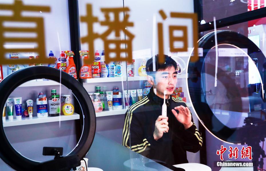 ライブ配信人気パーソナリティーが輸入博で「ライブコマース」