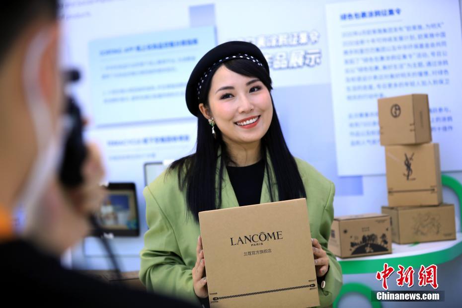 ライブ配信人気パーソナリティーが輸入博で「ライブコマース」