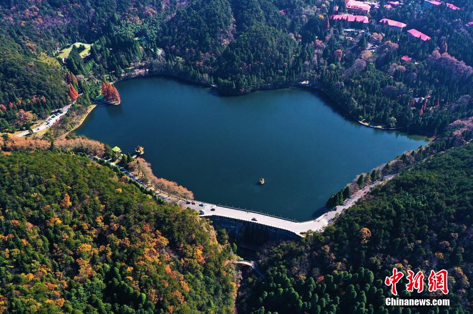 観光客を魅了する秋色に染まった江西省廬山