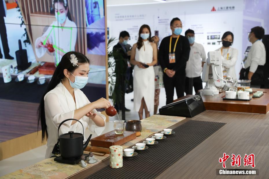 「中國(guó)茶をたしなむ」ロボットアーム　第3回輸入博